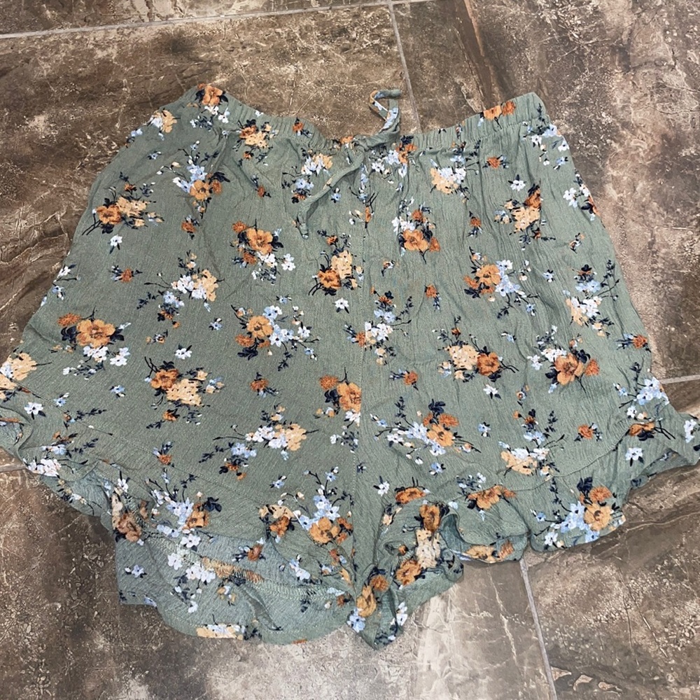 Xhilaration Green Floral Shorts Size Medium